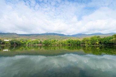 Doğa Ormanı 'ndaki Ang Kaew Chiang Mai Üniversitesi' nin manzara manzarası..