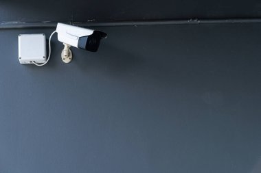 Güvenlik kamerası ekipmanları duvar üzerine kurulmuştur. Karanlık, modern bina güvenlik sistemi kontrol sistemi, kopyalama alanı arka planına sahiptir.