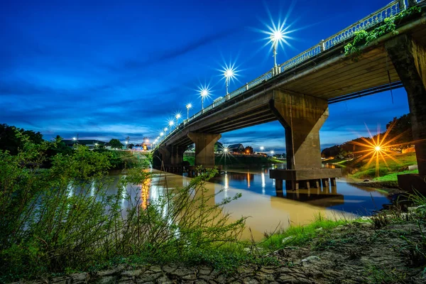 Cor Semáforo Noturno Estrada Ponte Eka Thot Root Bridge Phitsanulok — Fotografia de Stock