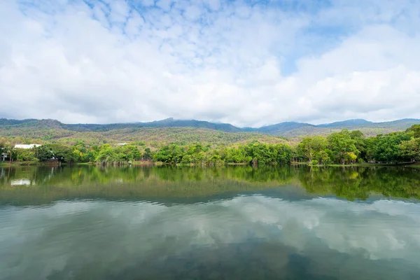自然の森の中にあるアン チェンマイ大学の風景湖の景色山の景色春の青空の背景白い雲 — ストック写真