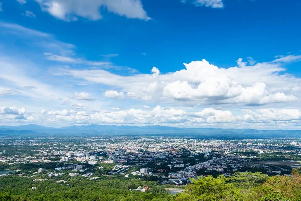 市街地の街並みを望む山の中の景色明るい青空背景白い雲と抽象的な明確なテクスチャ タイのチェンマイの — ストック写真