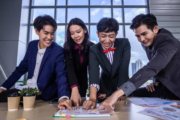 Trabalhadores Felizes Bem Sucedidos Grupo Parceiros Negócios Asiáticos Com Diversos — Fotografia de Stock