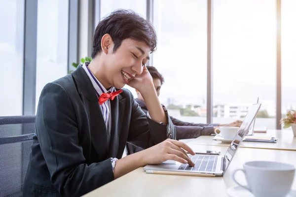 Homosexueller Asiatischer Geschäftsmann Spricht Mit Mobiltelefon Während Laptop Arbeitet Und — Stockfoto