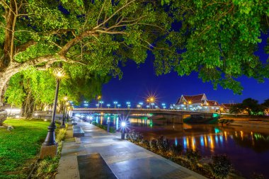 Doğal akşam Wat Phra Si Rattana Mahathat 'ın önünde halk arasında Wat Yai olarak da anılır Nan Nehri ve Phitsanulok, Tayland' da gün batımında yürümek için park.