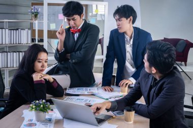 Çeşitli cinsiyetlere sahip Asyalı iş adamları grubu (LGBT) Asyalı iş adamları grubuyla birlikte başarılı bir mutlu işçi grubu ve ofisteki toplantı odasında destek