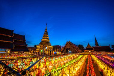 Güzel Lanna fenerinin ışığı, Tayland 'ın başkenti Lamphun' da yer alan bir Budist tapınağı olan Wat Phra 'da bulunan Loi Krathong veya Yi Peng Festivali' ndeki kuzey Thai tarzı fenerlerdir..