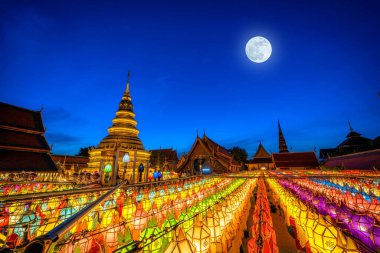 Güzel Lanna fenerinin ışığı, Tayland 'ın Lamphun kentindeki bir Budist tapınağı olan Wat Phra' da bulunan Loi Krathong veya Yi Peng Festivali 'ndeki kuzey thai tarzı fenerlerdir.