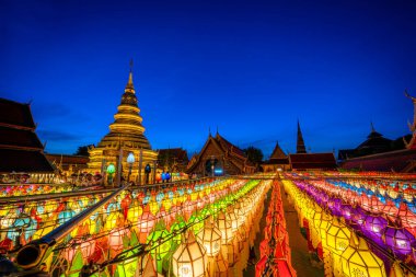 Güzel Lanna fenerinin ışığı, Tayland 'ın başkenti Lamphun' da yer alan bir Budist tapınağı olan Wat Phra 'da bulunan Loi Krathong veya Yi Peng Festivali' ndeki kuzey Thai tarzı fenerlerdir..