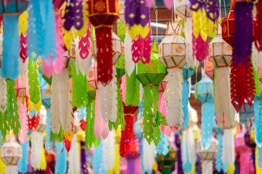 Güzel Lanna fenerinin ışığı, Tayland 'ın başkenti Lamphun' da yer alan bir Budist tapınağı olan Wat Phra 'da bulunan Loi Krathong veya Yi Peng Festivali' ndeki kuzey Thai tarzı fenerlerdir..