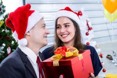 Mutlu yıllar 2021 konsepti, Mutlu çift hediyelerini veriyor ve Noel ve yılbaşı partilerinde iş bitirdikten sonra bir hediye veriyorlar.