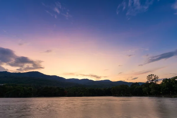 昂考清迈大学的风景湖景 在大自然的森林里 黄昏的蓝天映衬下 尽收眼底 — 图库照片