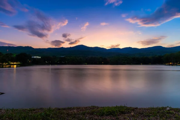 昂考清迈大学的风景湖景 在大自然的森林里 黄昏的蓝天映衬下 尽收眼底 — 图库照片