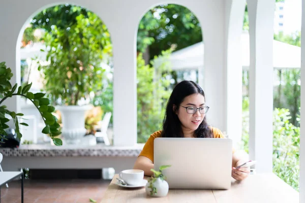 Glad Över Asiatisk Frilans Människor Företag Kvinnlig Och Skriva Meddelande — Stockfoto