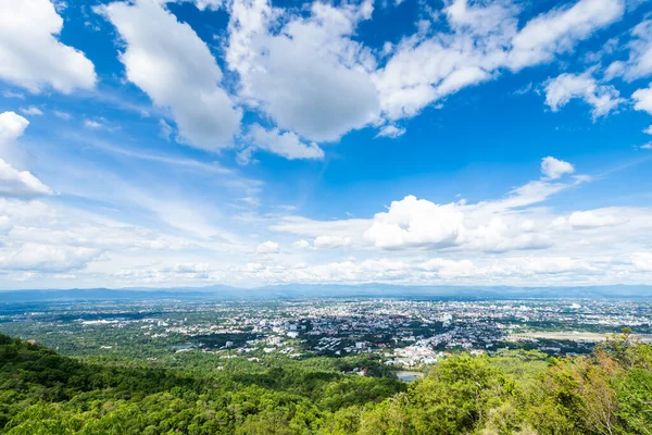 市街地の街並みを望む山の中の景色明るい青空背景白い雲と抽象的な明確なテクスチャ タイのチェンマイの — ストック写真