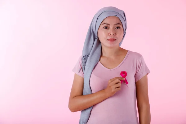 一位亚洲妇女患乳腺癌患者 穿着套头毛衣 手持粉色丝带 分离于粉红色空白拷贝空间工作室背景 医疗保健 医学概念 — 图库照片