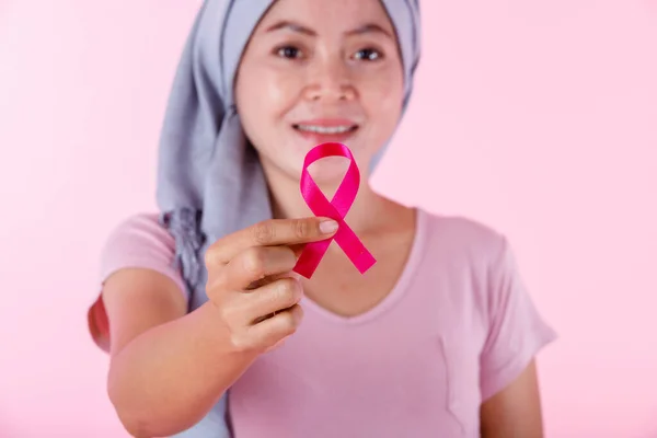 一位亚洲妇女患乳腺癌患者 穿着套头毛衣 手持粉色丝带 分离于粉红色空白拷贝空间工作室背景 医疗保健 医学概念 — 图库照片