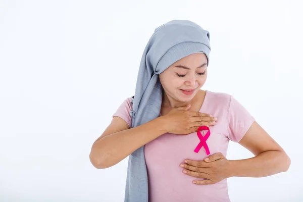 亚洲妇女头戴头巾 胸部用粉红丝带检查肿块 检查胸部是否有乳腺癌的迹象 — 图库照片