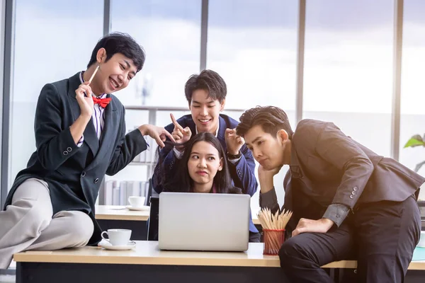 Joke Bem Sucedido Trabalhadores Felizes Grupo Empresários Asiáticos Com Diversos — Fotografia de Stock