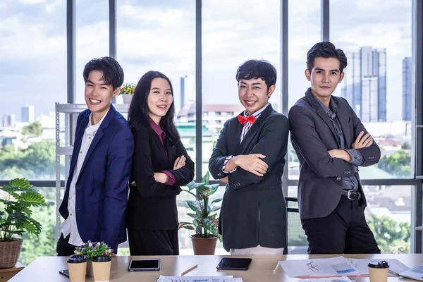 Exitosos Trabajadores Felices Grupo Empresarios Asiáticos Con Trabajadores Diversos Géneros — Foto de Stock