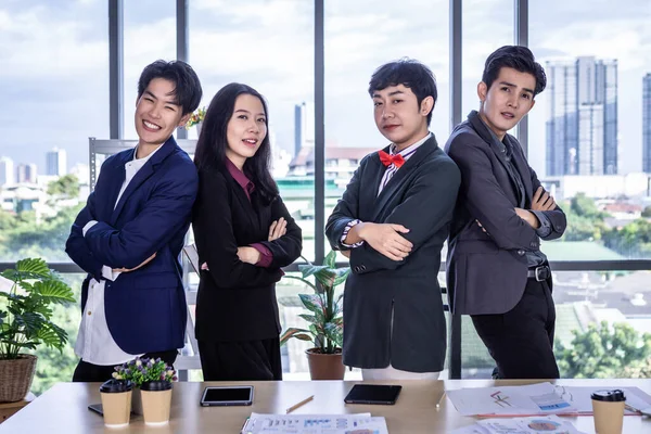 Exitosos Trabajadores Felices Grupo Empresarios Asiáticos Con Trabajadores Diversos Géneros — Foto de Stock