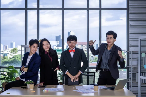 成功した幸せな労働者オフィスの会議室で会社のサポートで多様な性別 Lgbt 労働者とアジアのビジネスの人々のグループ — ストック写真