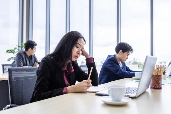 Upset Thoughtful Young Asian Business Woman Stress Workplace Working Laptop — Stock Photo, Image