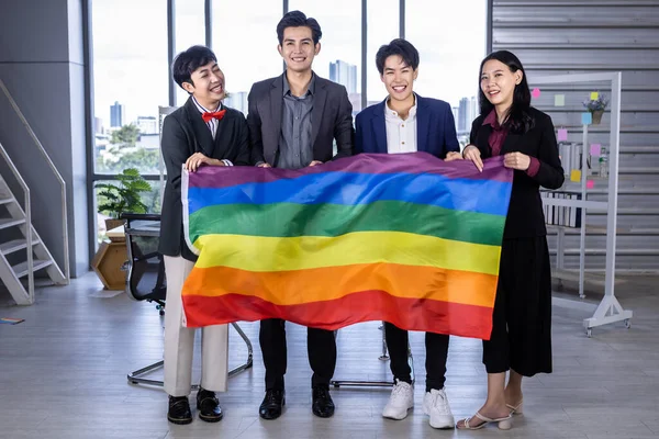 幸せな労働者との成功した会社多様な性別を持つアジアのビジネス人々のグループ Lgbt オフィスの会議室でLgbtのフラグと自由とサポートを祝う — ストック写真