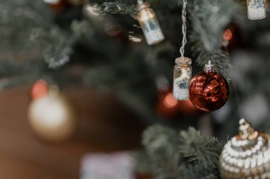 Mutlu Noel 'ler, renkli baloları, hediye kutularını ve Noel arkaplanındaki yeşil Noel ağacı dekorasyonunu Noel ve yeni yıl boyunca kutlayın..