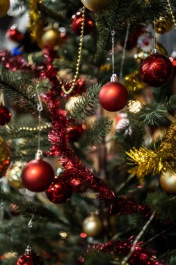 Mutlu Noel 'ler, renkli baloları, hediye kutularını ve Noel arkaplanındaki yeşil Noel ağacı dekorasyonunu Noel ve yeni yıl boyunca kutlayın..