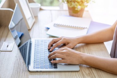 Kemoterapiye giderken başörtüsü takan, göğüs kanseri olan Asyalı kadın hastaların kemoterapi sonrası evde dizüstü bilgisayar, tıp konsepti