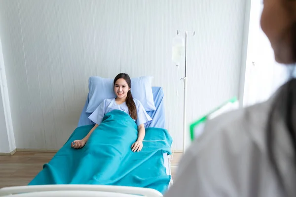 Borrado Médico Feminino Aconselhamento Terapêutico Com Emoções Positivas Para Sorriso — Fotografia de Stock