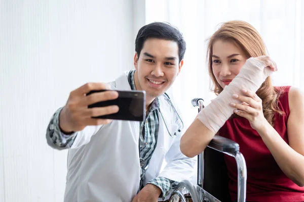 Selfie Homem Sorridente Médico Com Uma Paciente Sexo Feminino Usar — Fotografia de Stock