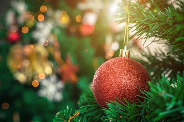 Primer Plano Bolas Colores Fondo Del Árbol Navidad Verde Decoración — Foto de Stock