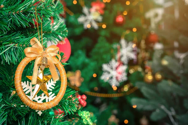 Close Bolas Coloridas Fundo Árvore Natal Verde Decoração Durante Natal — Fotografia de Stock