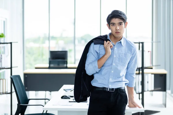 Porträt Eines Erfolgreichen Gefühlsgewinners Schöner Junger Asiatischer Geschäftsmann Hintergrund Des — Stockfoto