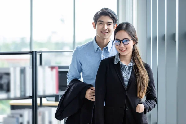 Porträt Von Zwei Tragen Brille Geschäftsmann Und Geschäftsfrau Partner Diskutieren — Stockfoto