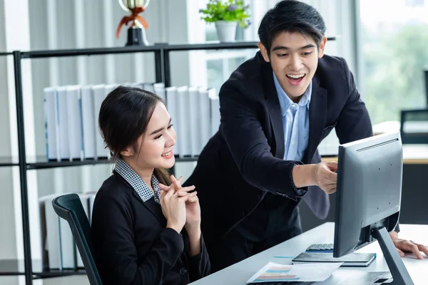 Feliz Que Mujer Negocios Los Socios Negocios Debatan Negocios Adultos — Foto de Stock