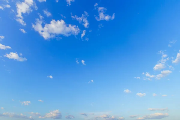 Astratto Cielo Blu Crepuscolo Drammatico Sfondo Soleggiato Con Nuvole Bianche — Foto Stock