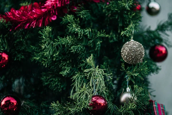 Merry Mas Zbliżenie Kolorowe Kulki Pudełko Prezentów Świąteczne Powitanie Dekoracji — Zdjęcie stockowe