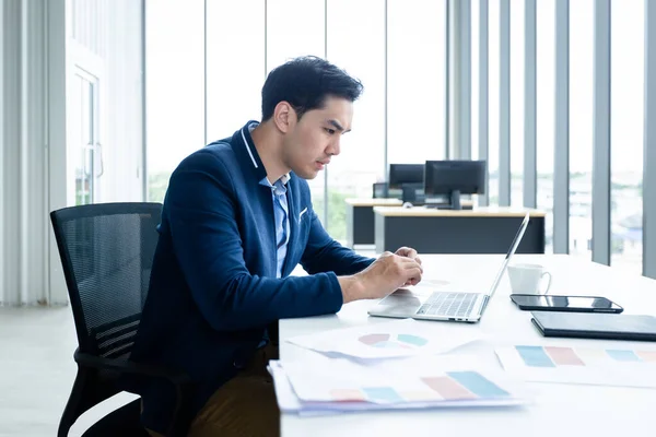 Asiatische Junge Geschäftsmann Sehen Einen Erfolgreichen Businessplan Auf Dem Laptop — Stockfoto