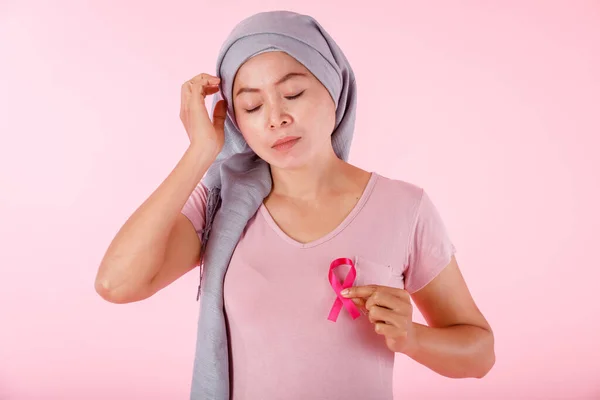 亚洲女性乳腺癌患者的肖像用粉红的空白拷贝空间背景 医疗保健 医学概念分离出的粉色丝带在套头毛衣上感到头疼 — 图库照片