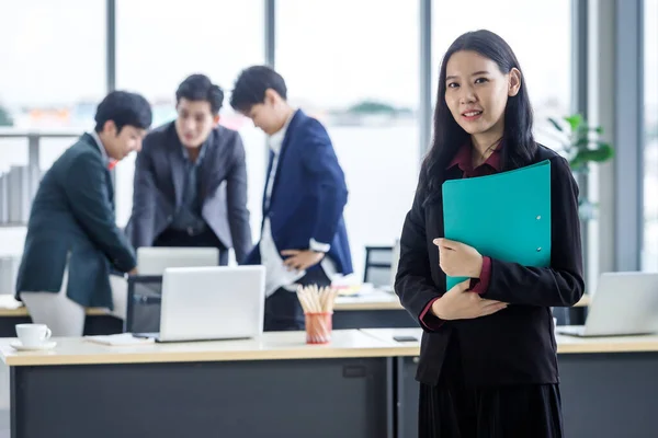 Erfolgreiches Unternehmen Führungskraft Junge Asiatische Geschäftsfrau Mit Aktenordner Mit Zufriedenen — Stockfoto