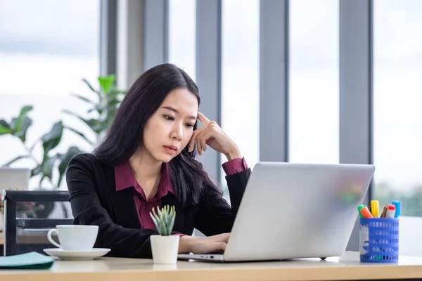 Upprörd Omtänksam Ung Asiatisk Affärskvinna Stress Arbetsplatsen Som Arbetar Med — Stockfoto