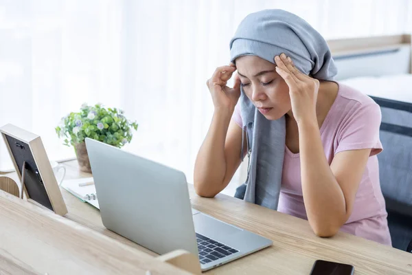 Stressad Asiatisk Kvinnosjukdom Bröstcancer Patient Har Huvudvärk Stick Rosa Band — Stockfoto