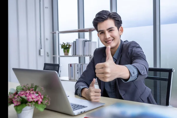 Asiatisk Ung Affärsman Ser Framgångsrik Affärsplan Bärbar Dator Och Dokument — Stockfoto