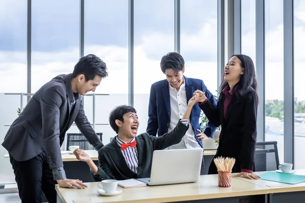 Erfolgreiche Glückliche Arbeiter Gruppe Asiatischer Geschäftsleute Mit Unterschiedlichen Geschlechtern Lgbt — Stockfoto