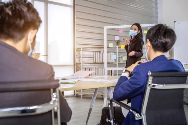 Asiatische Businessfrau Mit Schutzmaske Die Schutzmaske Trägt Präsentiert Verwendung Die — Stockfoto