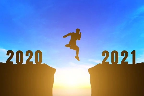 ハッピーニューイヤーナンバー2021 シルエット男ハンサムなジャンプは地平線の背景に幸せな動きの朝2020に2021日の出を感じます 健康とハッピーニューイヤーコンセプト — ストック写真