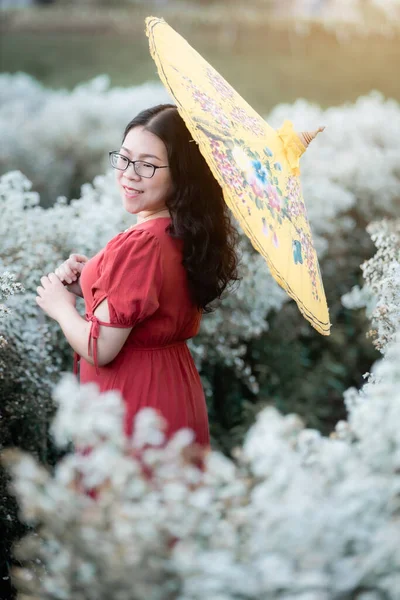 Portretul Unei Femei Asiatice Călător Fericit Rochie Roșie Țineți Umbrela — Fotografie, imagine de stoc