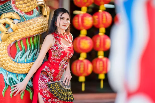 Porträt Schöne Lächelt Asiatische Junge Frau Trägt Rote Traditionelle Chinesische — Stockfoto